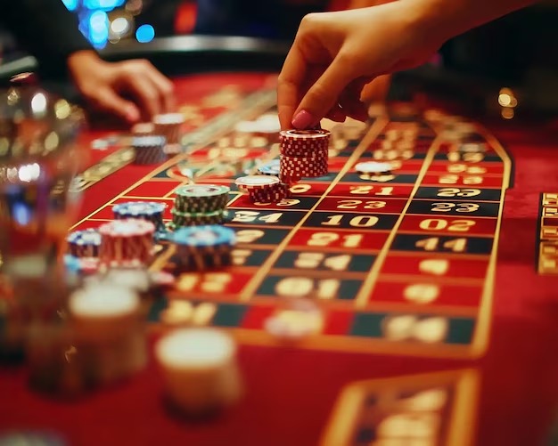 pas77 platform interface showing football betting, live tables, and slot games